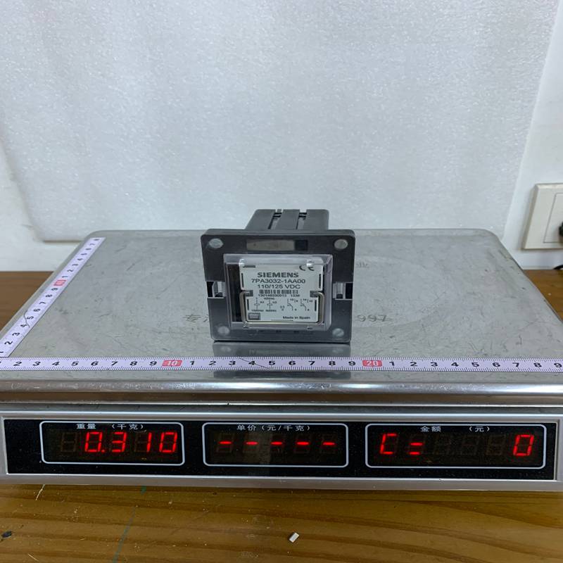 SIEMENS 7PA3032-1AA00 Protective Relay Device - Image 2